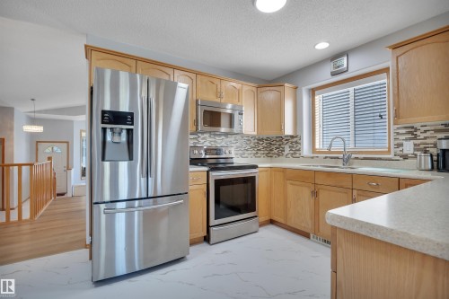 309 Byrne Crest, Edmonton, AB - Indoor Photo Showing Kitchen With Stainless Steel Kitchen