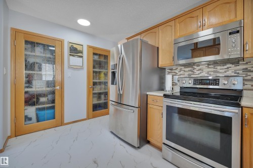 309 Byrne Crest, Edmonton, AB - Indoor Photo Showing Kitchen