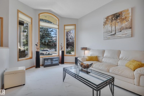 309 Byrne Crest, Edmonton, AB - Indoor Photo Showing Living Room