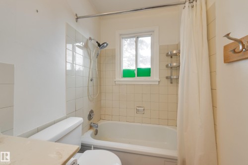 10907 67 Avenue, Edmonton, AB - Indoor Photo Showing Bathroom