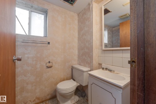 10907 67 Avenue, Edmonton, AB - Indoor Photo Showing Bathroom
