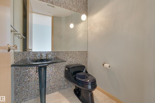901 10035 Saskatchewan Drive, Edmonton, AB - Indoor Photo Showing Bathroom