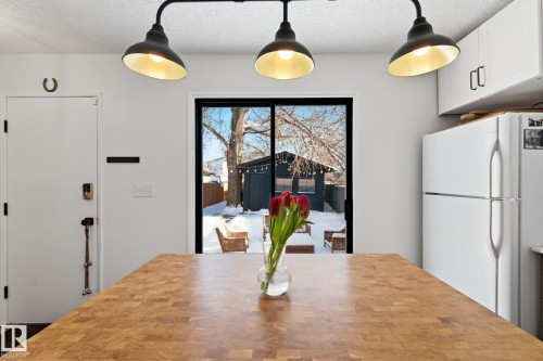 Dining space with a textured ceiling - 18717 57 Avenue, Edmonton, AB - Indoor