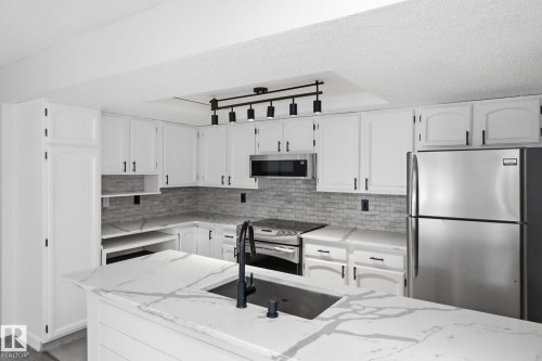 44 10172 118 Street, Edmonton, AB - Indoor Photo Showing Kitchen With Upgraded Kitchen