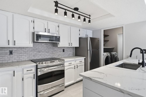 44 10172 118 Street, Edmonton, AB - Indoor Photo Showing Kitchen With Upgraded Kitchen