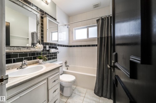 9832 85 Avenue, Edmonton, AB - Indoor Photo Showing Bathroom