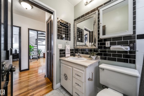9832 85 Avenue, Edmonton, AB - Indoor Photo Showing Bathroom