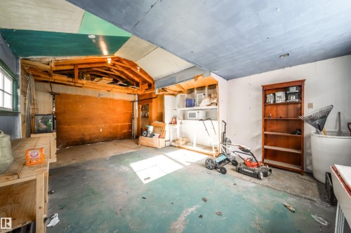9832 85 Avenue, Edmonton, AB - Indoor Photo Showing Garage