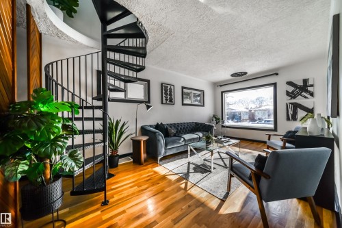 9832 85 Avenue, Edmonton, AB - Indoor Photo Showing Living Room