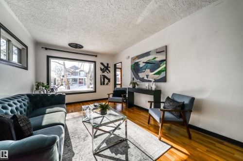 9832 85 Avenue, Edmonton, AB - Indoor Photo Showing Living Room