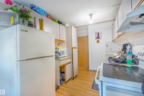 21 Amberly Court, Edmonton, AB - Indoor Photo Showing Kitchen