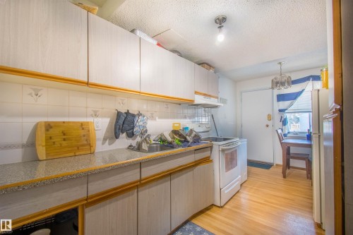 21 Amberly Court, Edmonton, AB - Indoor Photo Showing Kitchen