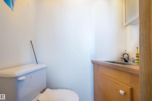21 Amberly Court, Edmonton, AB - Indoor Photo Showing Bathroom