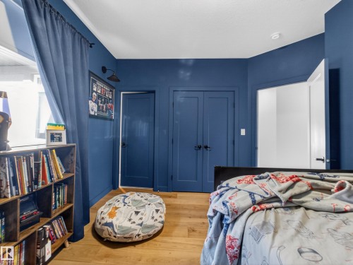 Bedroom featuring light wood-type flooring - 5507 Chegwin Point(E), Edmonton, AB - Indoor Photo Showing Bedroom