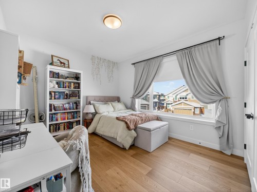 Bedroom with light wood-style flooring and baseboards - 5507 Chegwin Point(E), Edmonton, AB - Indoor Photo Showing Bedroom