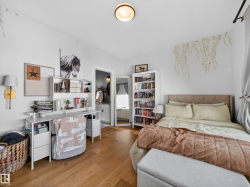 Bedroom featuring light wood-style flooring - 5507 Chegwin Point(E), Edmonton, AB - Indoor Photo Showing Bedroom