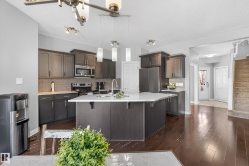 90 Hilldowns Drive, Spruce Grove, AB - Indoor Photo Showing Kitchen With Upgraded Kitchen