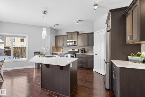 90 Hilldowns Drive, Spruce Grove, AB - Indoor Photo Showing Kitchen With Upgraded Kitchen