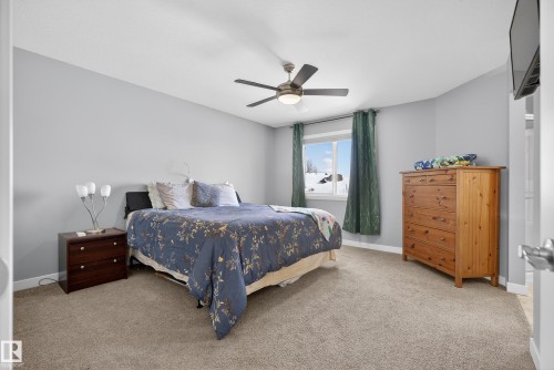 90 Hilldowns Drive, Spruce Grove, AB - Indoor Photo Showing Bedroom