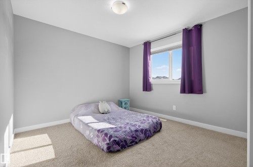 90 Hilldowns Drive, Spruce Grove, AB - Indoor Photo Showing Bedroom