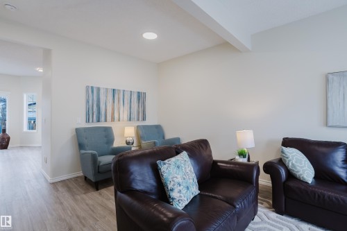42 1780 Glastonbury Boulevard, Edmonton, AB - Indoor Photo Showing Living Room