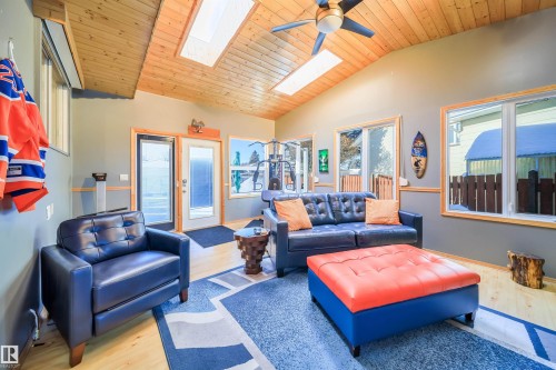 6931 14 Avenue, Edmonton, AB - Indoor Photo Showing Living Room