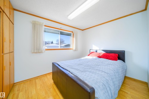 6931 14 Avenue, Edmonton, AB - Indoor Photo Showing Bedroom