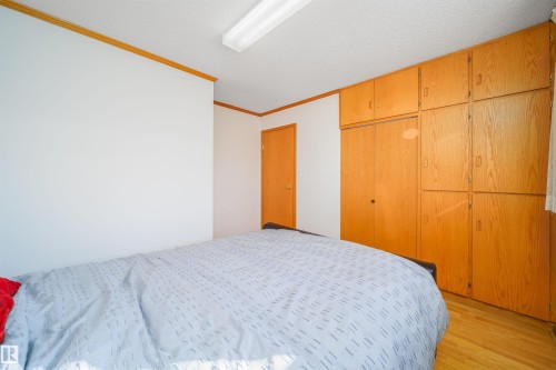 6931 14 Avenue, Edmonton, AB - Indoor Photo Showing Bedroom