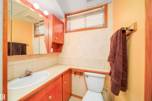 6931 14 Avenue, Edmonton, AB - Indoor Photo Showing Bathroom