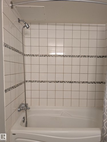 Bathroom featuring shower / tub combo - 109 7220 144 Avenue, Edmonton, AB - Indoor Photo Showing Bathroom