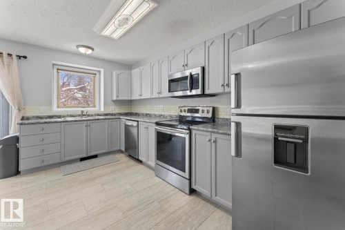 1006 11 Street, Cold Lake, AB - Indoor Photo Showing Kitchen With Upgraded Kitchen