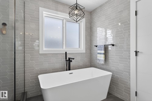 153 Henderson Link, Spruce Grove, AB - Indoor Photo Showing Bathroom