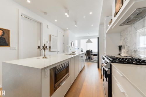 A wow kitchen, quartz countertops, ss appliances, gas stove - 7707 79 Avenue, Edmonton, AB - Indoor Photo Showing Kitchen With Upgraded Kitchen