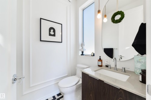 main floor bathroom - 7707 79 Avenue, Edmonton, AB - Indoor Photo Showing Bathroom