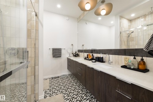 Wow! amazing primary bathroom - 7707 79 Avenue, Edmonton, AB - Indoor Photo Showing Bathroom