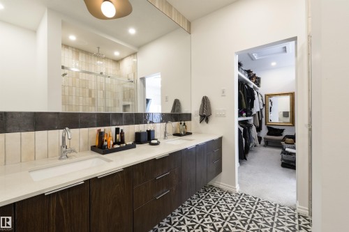 7707 79 Avenue, Edmonton, AB - Indoor Photo Showing Bathroom
