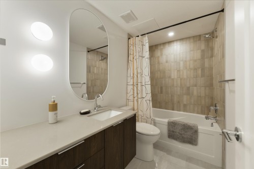 7707 79 Avenue, Edmonton, AB - Indoor Photo Showing Bathroom