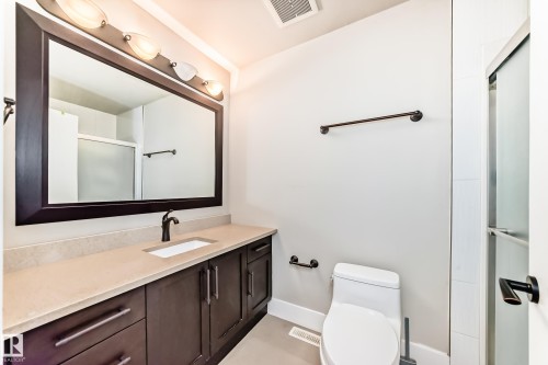 10711 70 Avenue, Edmonton, AB - Indoor Photo Showing Bathroom