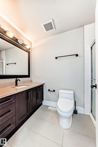 10711 70 Avenue, Edmonton, AB - Indoor Photo Showing Bathroom