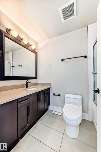 10711 70 Avenue, Edmonton, AB - Indoor Photo Showing Bathroom
