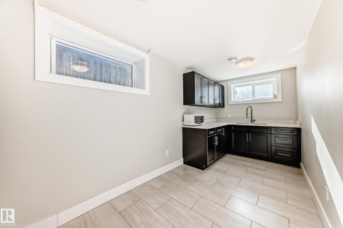 10711 70 Avenue, Edmonton, AB - Indoor