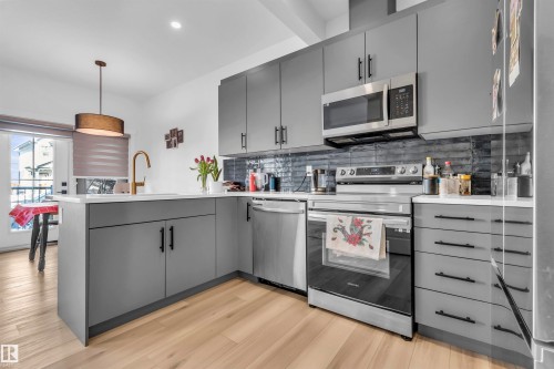 Unit 9 1910 Collip View Sw Sw, Edmonton, AB - Indoor Photo Showing Kitchen With Upgraded Kitchen