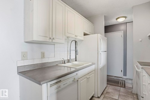 814 13910 Stony Plain Road, Edmonton, AB - Indoor Photo Showing Kitchen
