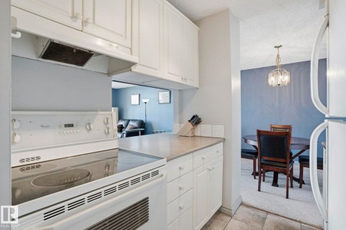 814 13910 Stony Plain Road, Edmonton, AB - Indoor Photo Showing Kitchen