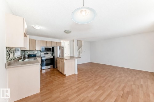 42 2021 Grantham Crest, Edmonton, AB - Indoor Photo Showing Kitchen