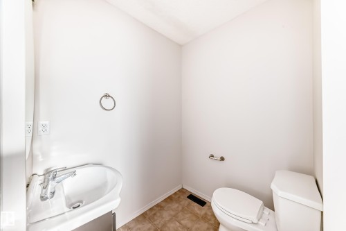 42 2021 Grantham Crest, Edmonton, AB - Indoor Photo Showing Bathroom