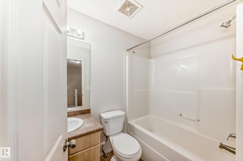 42 2021 Grantham Crest, Edmonton, AB - Indoor Photo Showing Bathroom
