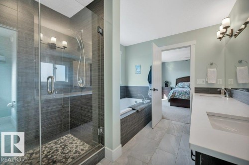 6123 19 Avenue, Edmonton, AB - Indoor Photo Showing Bathroom