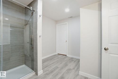 4035 38 Street, Edmonton, AB - Indoor Photo Showing Bathroom