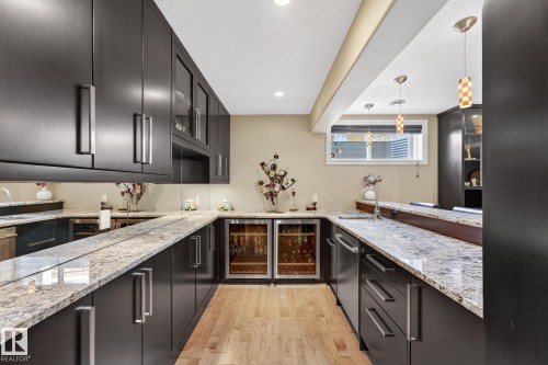 2036 Hilliard Place, Edmonton, AB - Indoor Photo Showing Kitchen With Upgraded Kitchen